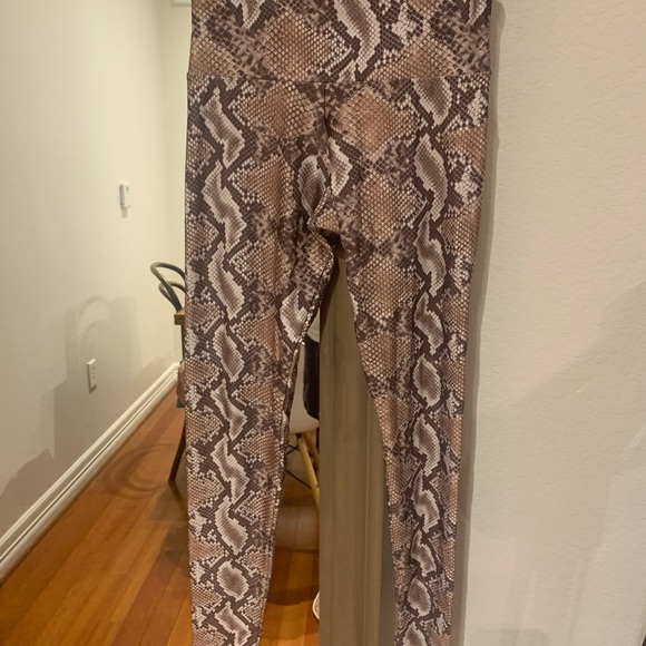 NWOT Onzie Snake Print Yoga Leggings - Picture 6 of 8